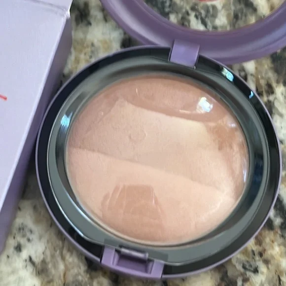 💕⚡️Mac x Kelly Osborne Jolly Good Mineralized Skinfinish - Picture 2 of 10